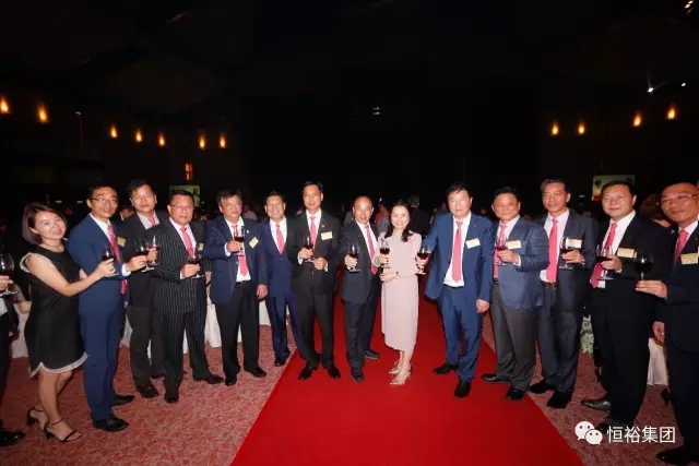 执行主席龚俊龙伉俪与部分新任汕尾籍常务会董合影留念香港广东社团